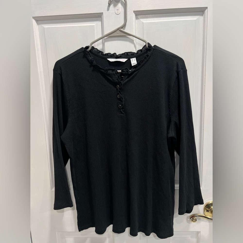 ISAAC MIZRAHI LIVE Black Ribbed Ruffled Neckline Top Blouse SZ MEDIUM Pre Loved